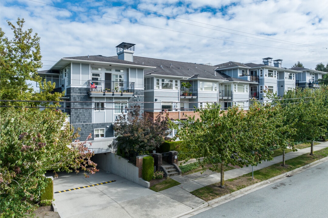 Oakwood in Burnaby, BC - Building Photo