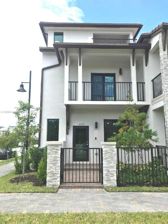4920 NW 83rd Ave in Doral, FL - Building Photo