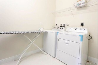4401 Large Leaf Ln in Hollywood, FL - Building Photo - Building Photo