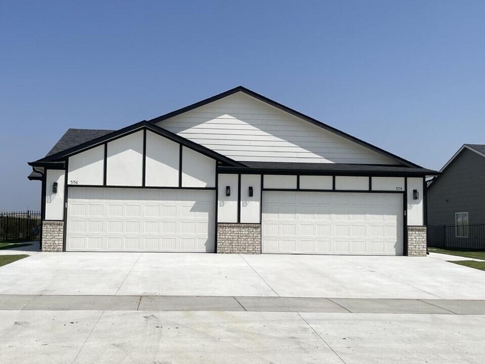 5156 N Cypress St in Bel Aire, KS - Building Photo