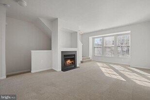 22941 Fontwell Square in Sterling, VA - Building Photo