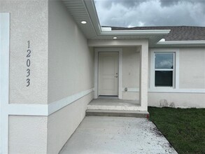 12033 Tetzel Ave in Port Charlotte, FL - Foto de edificio - Building Photo