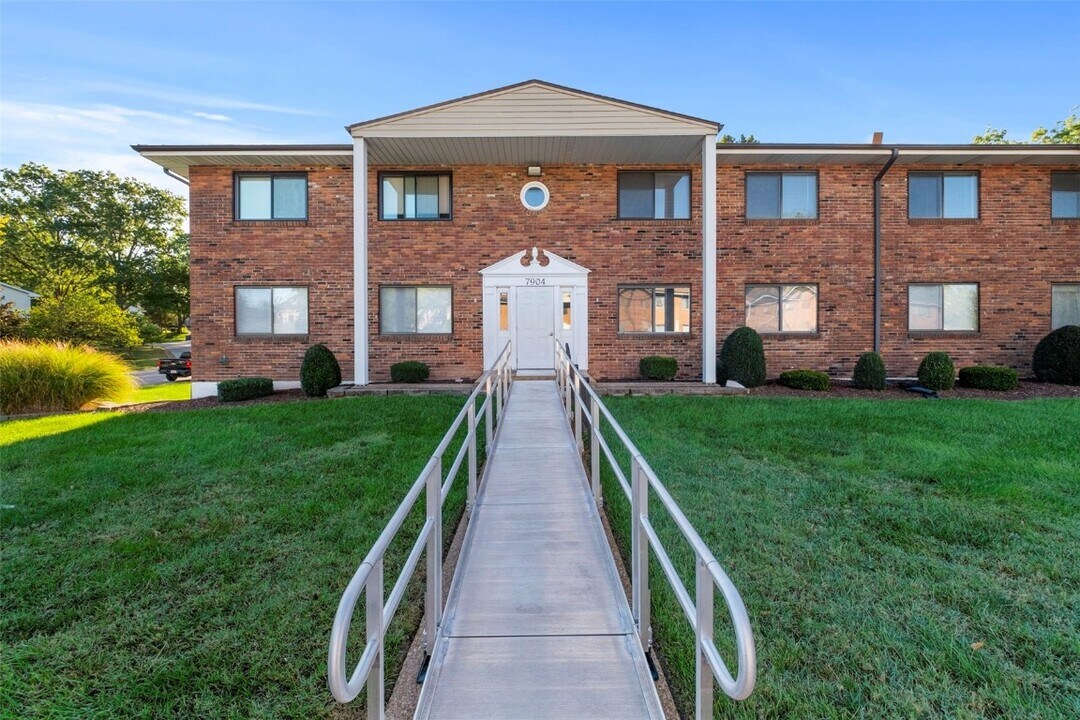 7904 Camelot Ln in St. Louis, MO - Building Photo