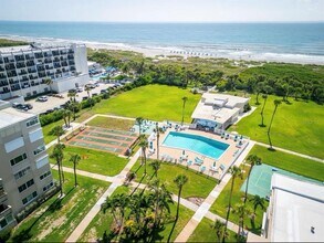 2020 N Atlantic Ave in Cocoa Beach, FL - Foto de edificio - Building Photo