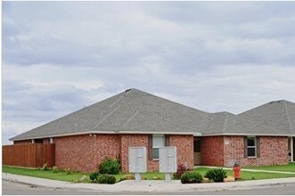 Village Townhomes in Lubbock, TX - Foto de edificio - Building Photo