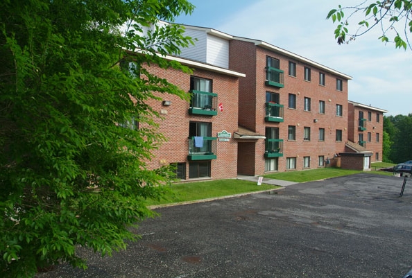 Creekside Apartments in Thunder Bay, ON - Building Photo