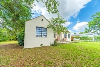 1238 NE 112th St in Miami, FL - Foto de edificio - Building Photo