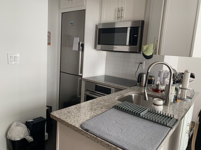 328 E 59th St, Unit 10 in New York, NY - Building Photo - Building Photo