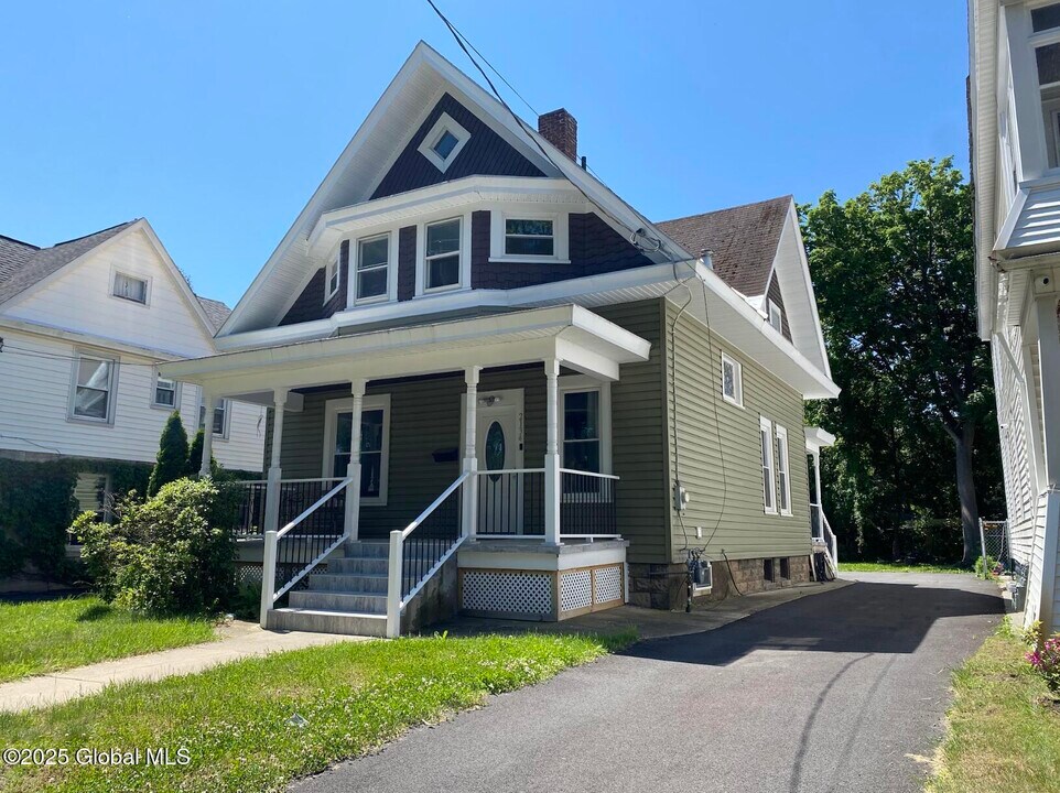 2134 Fairview Ave in Schenectady, NY - Building Photo