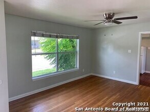 111 Laddie Pl in San Antonio, TX - Building Photo - Building Photo
