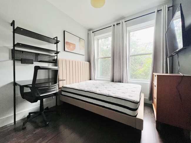 Furnished room/NOT APARTMENT in Queens, NY - Foto de edificio - Building Photo