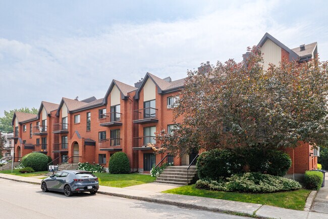4082 De La Seine Rue in Laval, QC - Building Photo - Building Photo