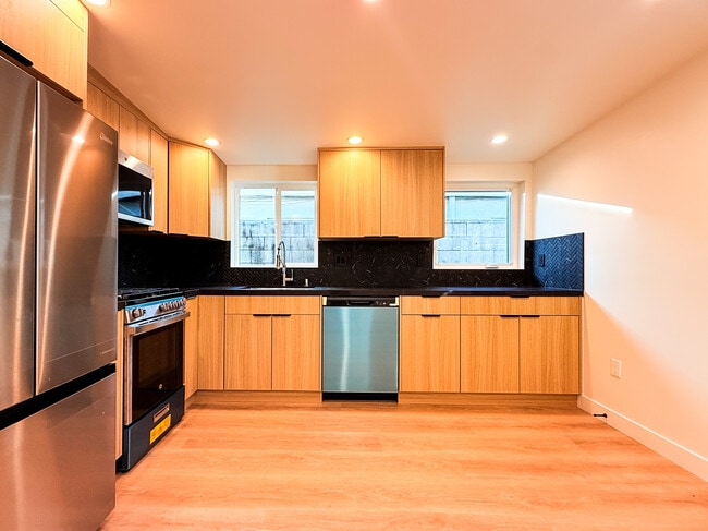 546 W Ash Ave, Unit A