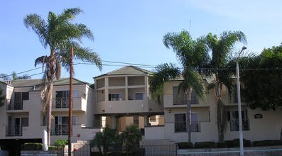 Emerald Terrace Apartments 1 in Santa Ana, CA - Building Photo - Building Photo