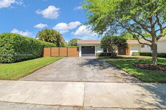 8975 SW 83rd St in Miami, FL - Building Photo - Building Photo