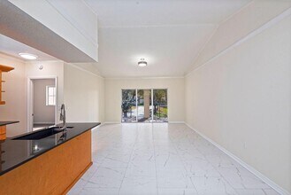 2400 Centergate Dr in Miramar, FL - Foto de edificio - Building Photo