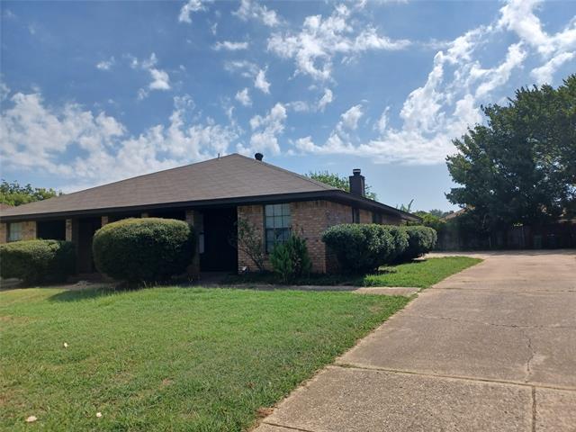 2401 Monte Carlo Dr in Arlington, TX - Building Photo