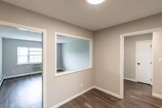 Newton Gardens in Newtonville, MA - Foto de edificio - Interior Photo