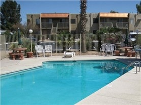 Sunset Vista Apartments in Tucson, AZ - Building Photo