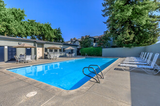 Sand Creek Apartments in Bakersfield, CA - Building Photo - Building Photo