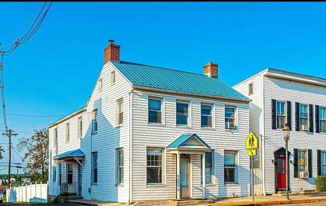 201 W Main St