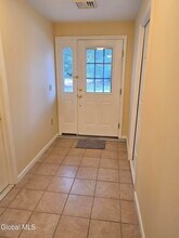 7 Bedford Dr in Latham, NY - Building Photo - Building Photo