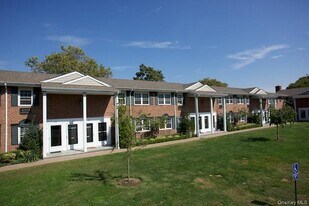 80 S Clinton Ave in Bay Shore, NY - Building Photo