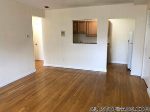 26 Allston St, Unit 1 in Boston, MA - Foto de edificio - Building Photo