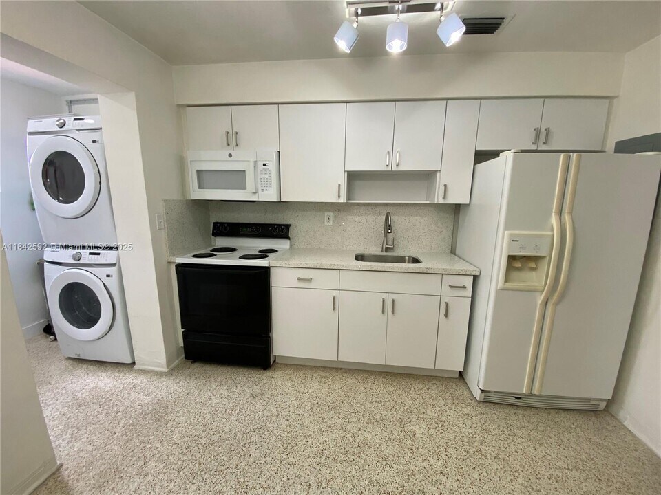2608 W 8th Ave in Hialeah, FL - Building Photo
