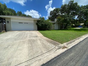10314 Charter Grove in San Antonio, TX - Building Photo - Building Photo