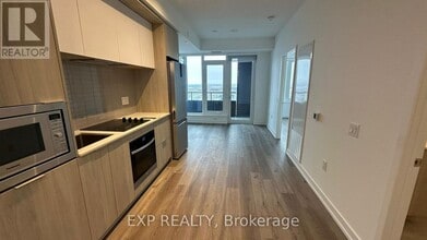 395 Square One Dr in Mississauga, ON - Building Photo - Building Photo