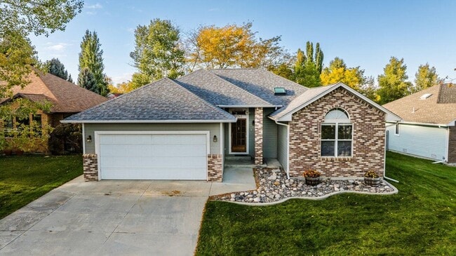 property at 1745 N Heights Cir