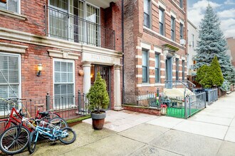 219 Eckford St in Brooklyn, NY - Foto de edificio - Building Photo