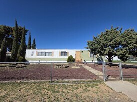 1175 E Ames Ave in Kingman, AZ - Building Photo
