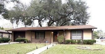 127 Parkview Dr in Luling, TX - Building Photo