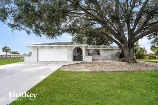 136 Sunnyside St NW in Port Charlotte, FL - Building Photo