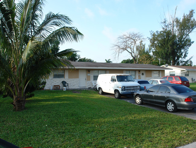 3310 SW 45th Ct in Fort Lauderdale, FL - Foto de edificio - Building Photo