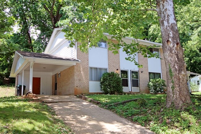 2305 N Berkshire Rd in Charlottesville, VA - Building Photo - Building Photo