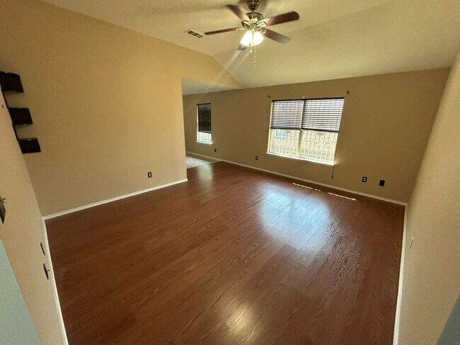 3830 Kiest Knoll Dr in Dallas, TX - Building Photo - Building Photo