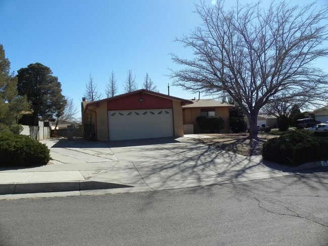 618 Esquire Ct NE