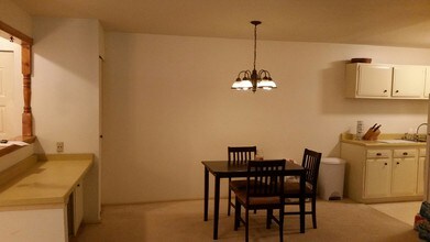 204 Williamsburg Dr, Unit 2 in Thiensville, WI - Building Photo - Building Photo