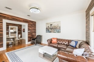 1716 Richmond Ave. in Houston, TX - Building Photo