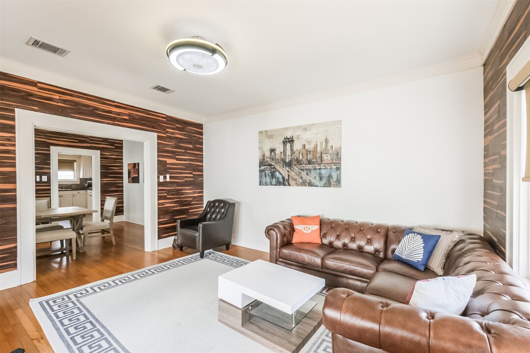 1716 Richmond Ave. in Houston, TX - Building Photo