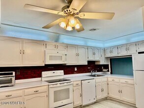 203 Covered Bridge Blvd in Englishtown, NJ - Foto de edificio - Building Photo