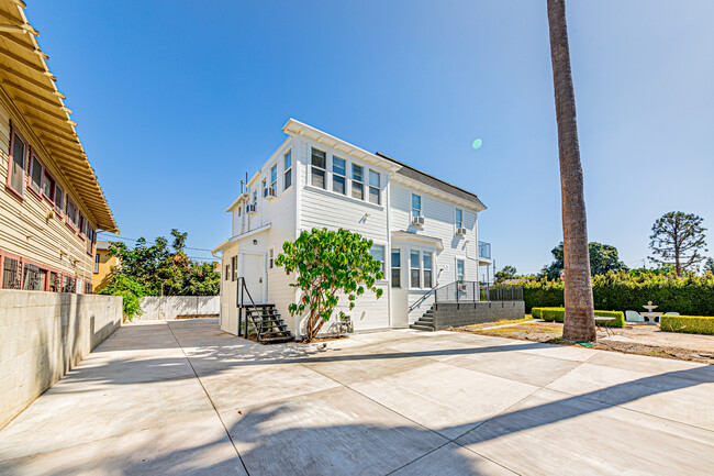 2943 Walton Ave, Unit 2943-1 in Los Angeles, CA - Building Photo - Building Photo