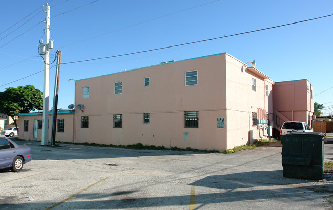 430 E 28th St in Hialeah, FL - Foto de edificio - Building Photo