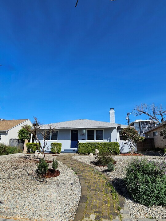 2942 Midvale Ave in Los Angeles, CA - Building Photo