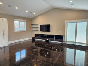 10203 White Birch Ln in Island City, OR - Building Photo - Building Photo