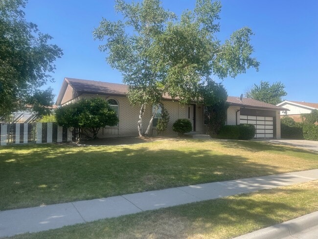 7007 Copperhill Dr in West Valley City, UT - Foto de edificio - Building Photo