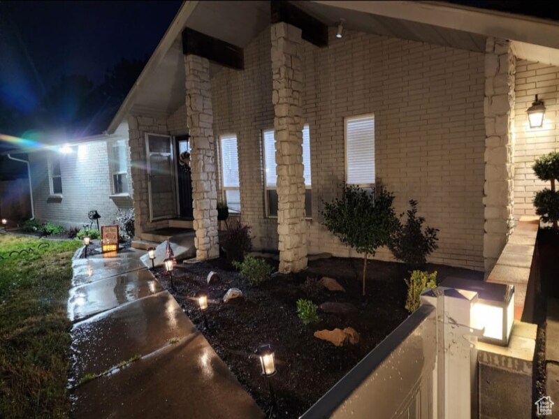 8464 S 2700 W in West Jordan, UT - Foto de edificio